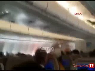 Türbülansa giren uçaktaki yolcuların dehşet anları kamerada