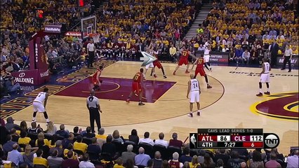 Mo Williams fait une passe... avec la tête de Mike Muscala