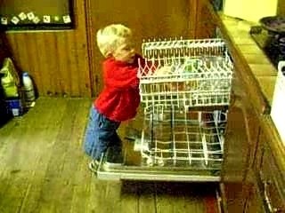 Clément range la vaisselle