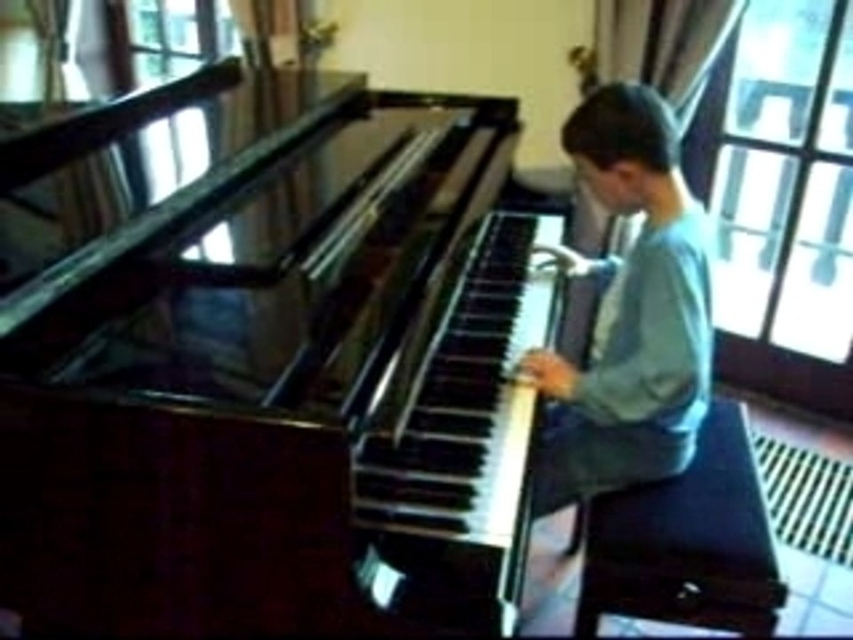 Loris grazia prendre un enfant par la main