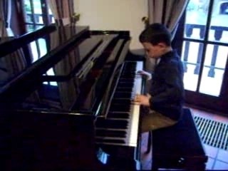 Loris grazia prendre un enfant par la main 2