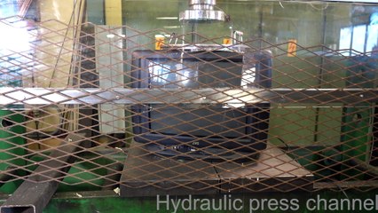 Explosion d'une vielle TV à tube Cathodique !