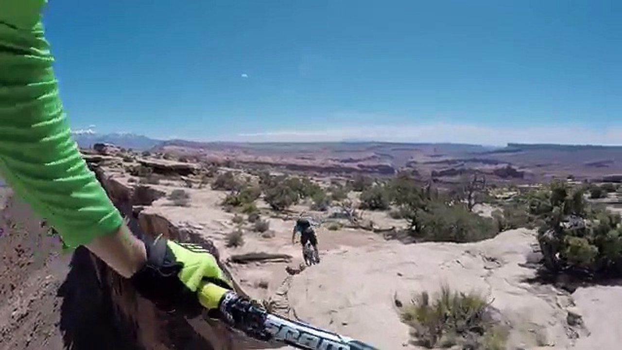 VTT au bord d'une falaise de 120 mètres de haut (POV)