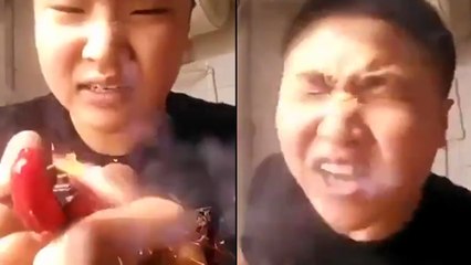 Cet asiatique met un pétard dans sa bouche..