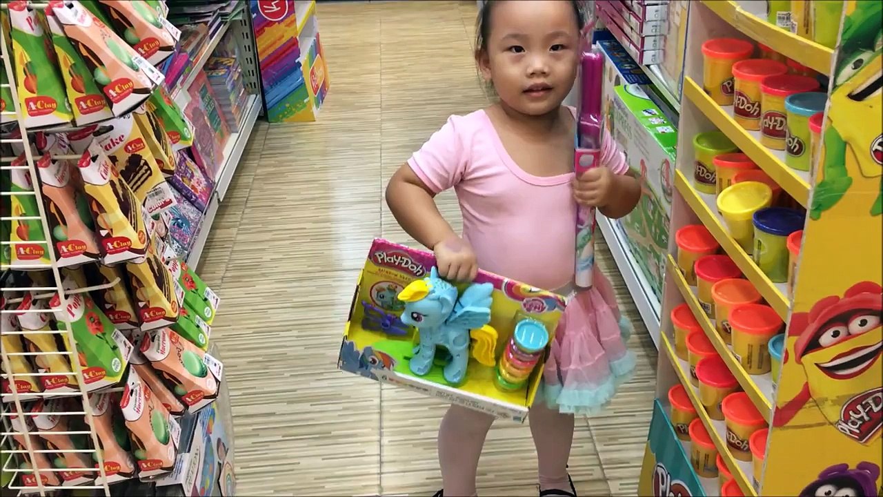 buying toys at TOYS "R" US - play-doh rainbow dash, disney princess giant bubbles and bop bag