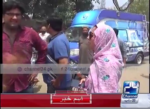 Tum Aadi Hogay Kisi Aur Officer Kay Ayesha Mumtaz Single Handedly Stops Shopkeepers from Protesting after Raid