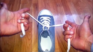 Impressive life hack_ Man ties shoelace in 1.5 seconds