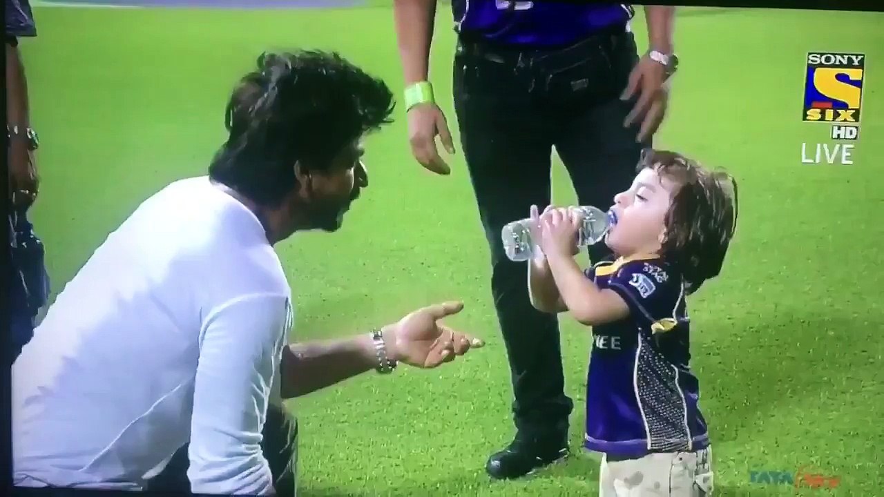 SRK & AbRam's Innovative & Cute Idea To Beat The Heat
