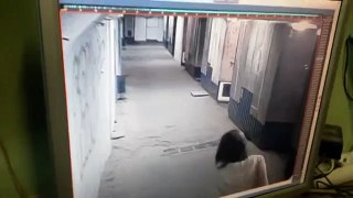 Нападение с баллончиком на девушку в ижевском подземном переходе (видео МВД)