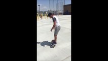 Il tente un saut en hoverboard et se vautre la tête contre le sol