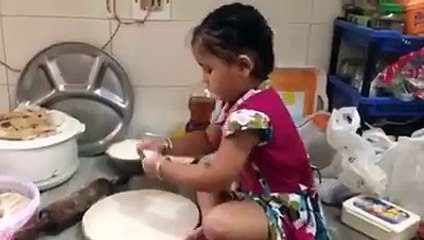 choti bachi roteya pakata hua nice