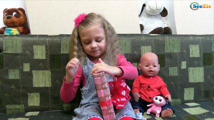 Video herunterladen: ✔ Кукла Беби Борн и Ярослава открывают подарок от Крестного папы / Doll Baby Born with Yaroslava ✔