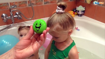 ✔ Dolls Nenuco. Ярослава вместе с подружкой Варей купают кукол / Шарики с сюрпризом/ Toy for kids ✔