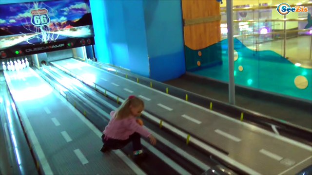 ✔ Кукла Ненуко и девочка Ярослава играют в боулинг в Игровом Центре / Nenuco Doll plays bowling ✔