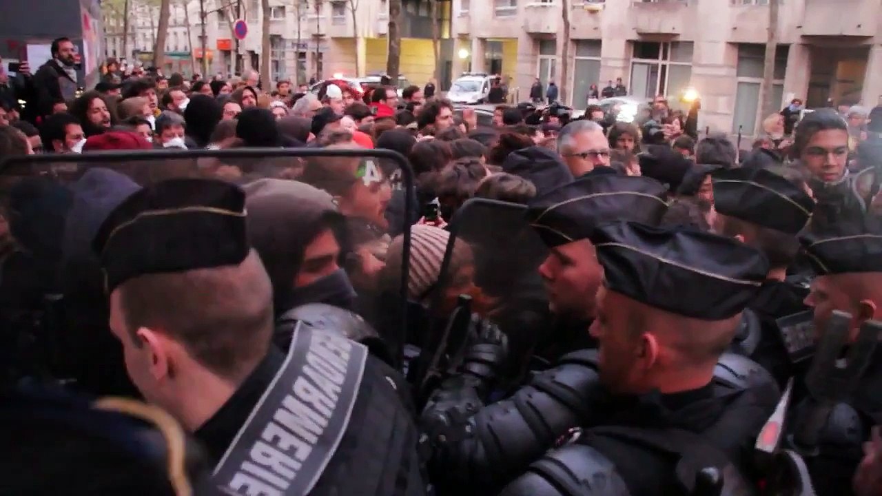 Police Attempt to Remove Migrants Occupying School Building in Paris