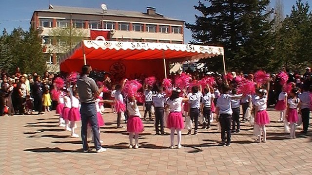 Sarız İlkokulu 23 nisan 2016 1.sınıflar gösterisi