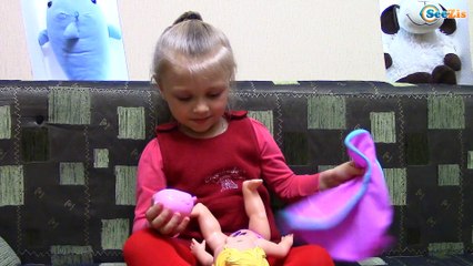 Little Mommy. Ярослава и кукла купаются в ванне с лепестками роз. Видео для детей. BathTime