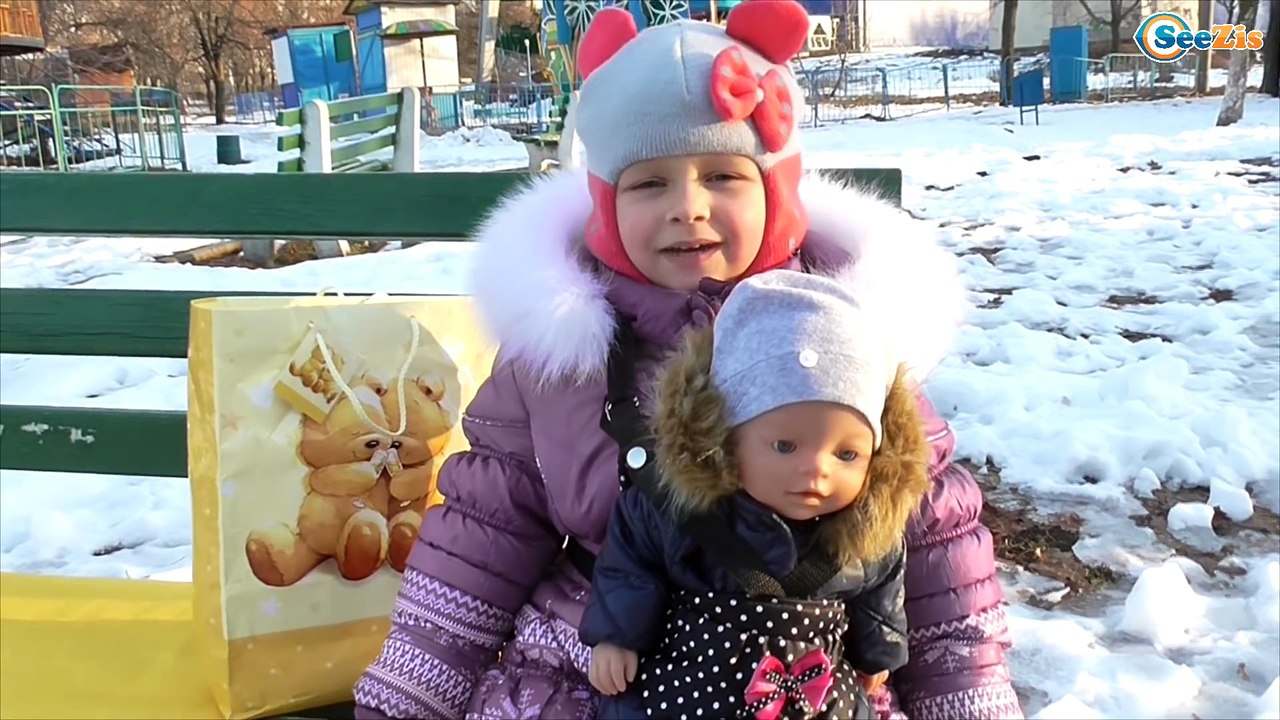 ✔ Кукла Беби Борн и Ярослава на прогулке в парке – взрываем хлопушки / Baby Born with Yaroslava ✔