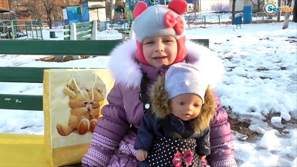 ✔ Кукла Беби Борн и Ярослава на прогулке в парке – взрываем хлопушки / Baby Born with Yaroslava ✔