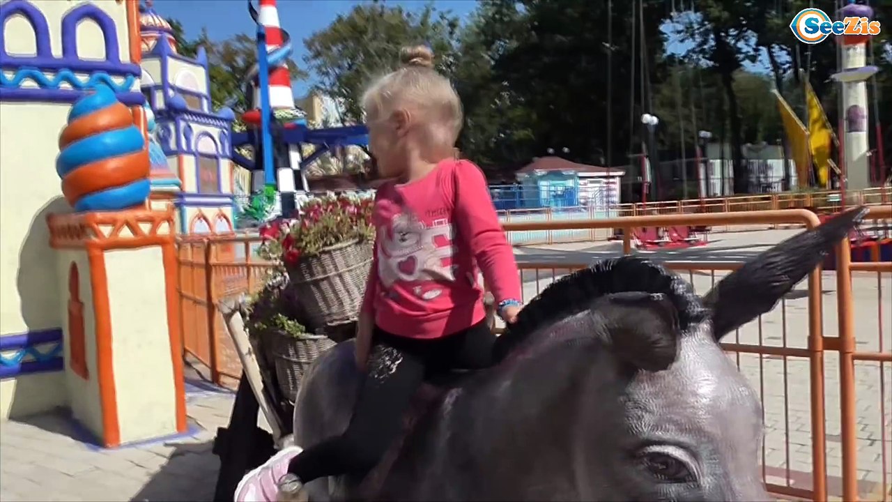 ✔ Девочка Ярослава – прогулка в Парке с Аттракционами. Видео для детей / Yaroslava walk in the park