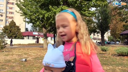 ✔ Кормим птичек в Парке с куклой Беби Борн / We feed birds in the park with Baby Born Doll  ✔