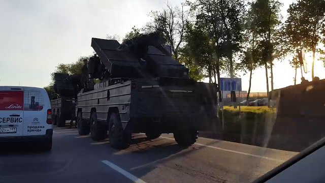 Колонны техники из российского военторга едут «попарадить» к украинской границе.