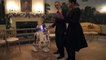 Barack Obama et Michelle se tapent une danse avec R2-D2 et les Stormtroopers de Star Wars