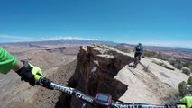 Sortie VTT en montagne au bord d'une falaise à 120 mètres de haut - Vertigineux