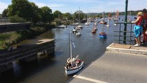 L'armada Vilaine en fête passe le pont de Cran sur la Vilaine