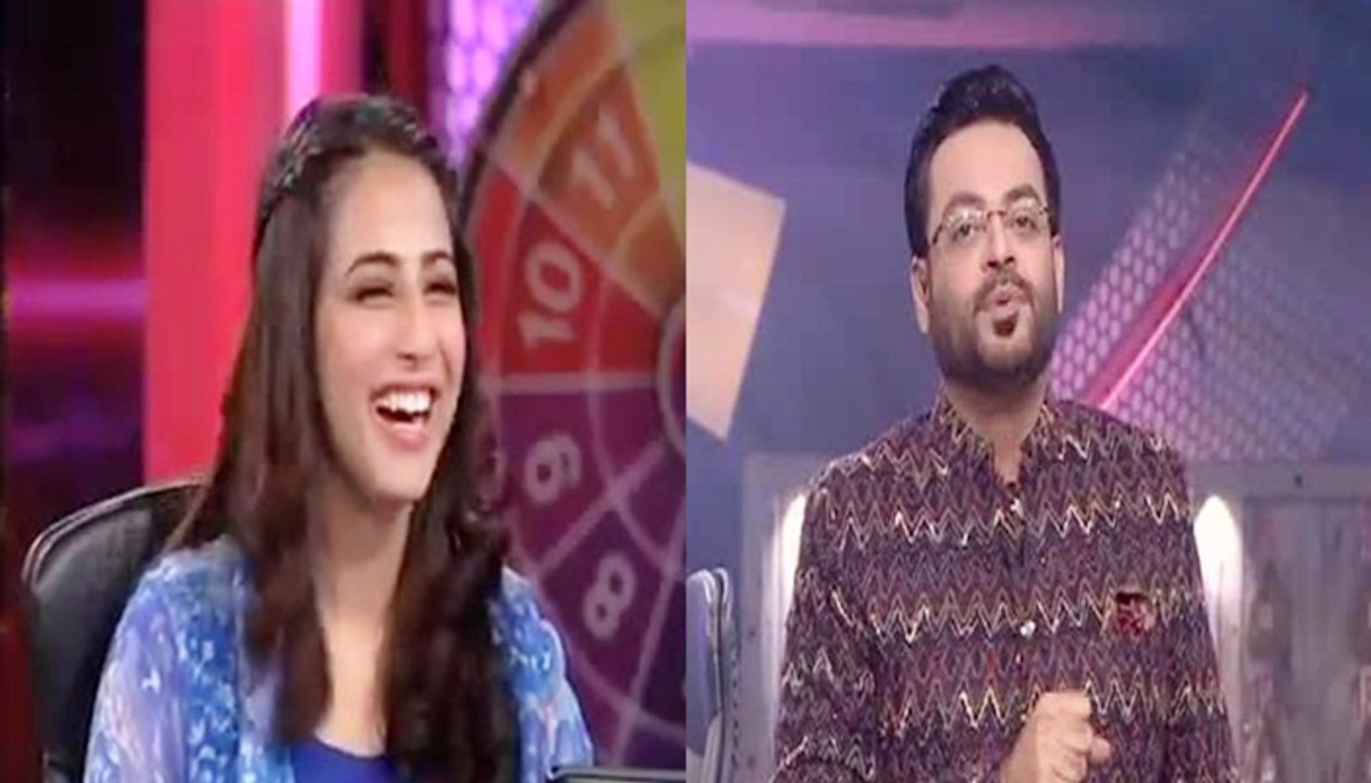 How Aamir Liaquat Hussain Live Hilarious Flirting With Ushna Shah In Inaam Ghar