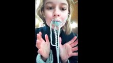 Elle mange une pieuvre vivante