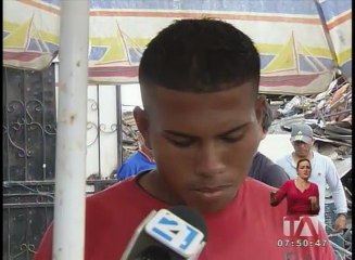 "Recicladores" buscan entre los escombros que dejó el terremoto