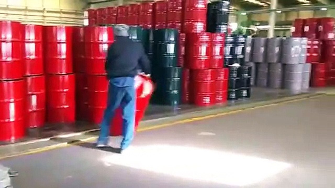 Une façon cool de déplacer des barils