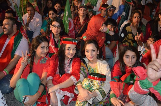 Beautiful women molested by crowd in PTI Jalsa