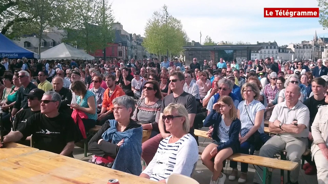 Vannes. Concours de bagadou sur l'esplanade du port