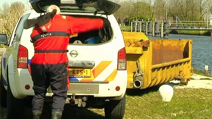 Dode man door politie uit water gehaald - RTV Noord