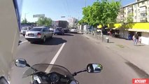 Un motard poursuit un voleur de sac à main