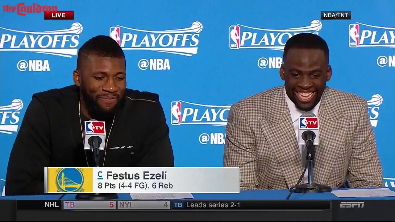 Draymond Green se fige pendant une confeerence de presse