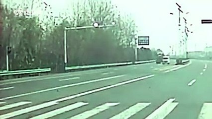 Lohore dangrous accident on road with a truck - desi girls video