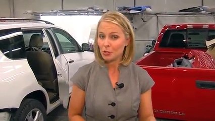 Cet homme va foncer avec son camion dans la petite voiture blanche. Pourquoi? C'est un héros.