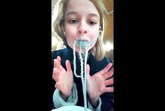 Elle essaye de manger une pieuvre encore vivante