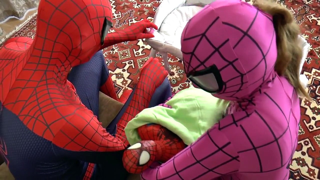 PREGNANT VS SPIDERMAN IN REAL LIFE! - PINK SPIDERGIRL - Superhero movie funny Fight Babes spider!