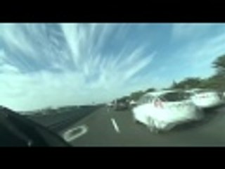 تجاوز خاطئ في طريق مزدحم يتسبب بحادث لقائد دراجة نارية