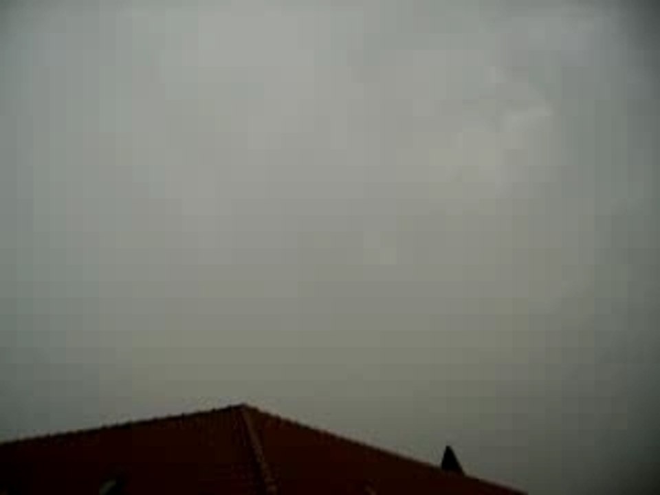 un éclair de l'orage du 25/05/07 ( vanves ).