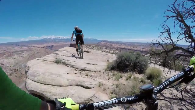 VTT au bord d'une falaise de 120 mètres de hauteur