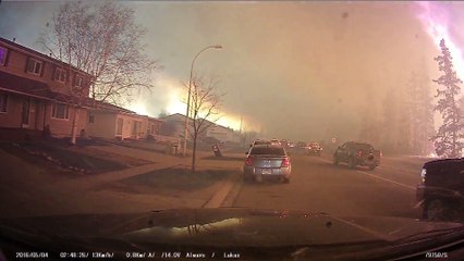 Caméra embarquée d'une voiture échappant à l'incendie majeur au Canada