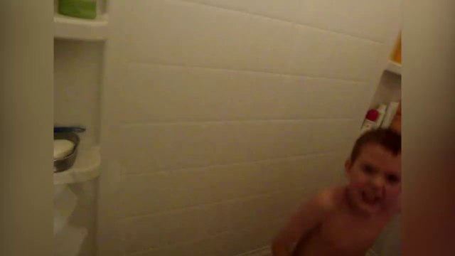 Ce gamin adore prendre sa douche et CHANTER!!!!!!