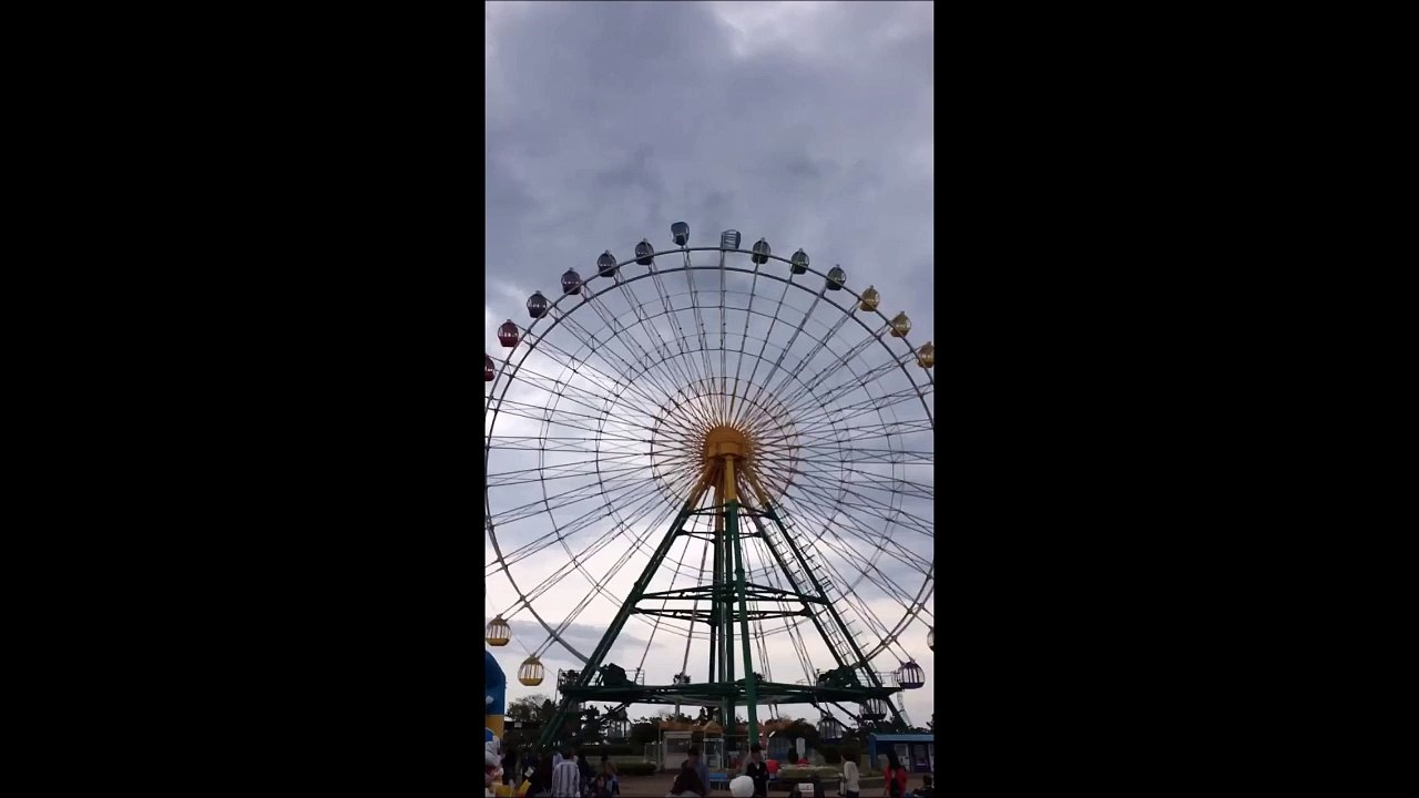 2 cabines d'une grande roue font des loopings à cause du vent au Japon ! - Grande roue à sensation