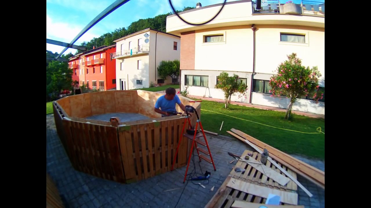Cet homme compte concevoir une piscine artisanale  avec de palettes de bois