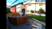 Cet homme compte concevoir une piscine artisanale  avec de palettes de bois